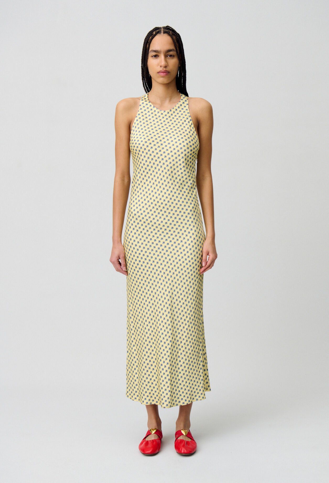 Langes, satiniertes Kleid