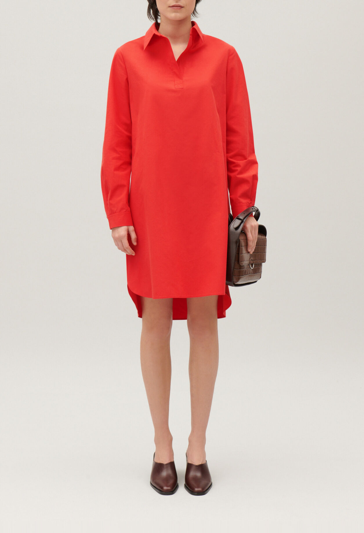 Kurzes Kleid, Polo-Kragen