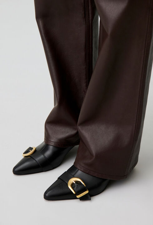 Lederstiefeletten mit Goldschnalle