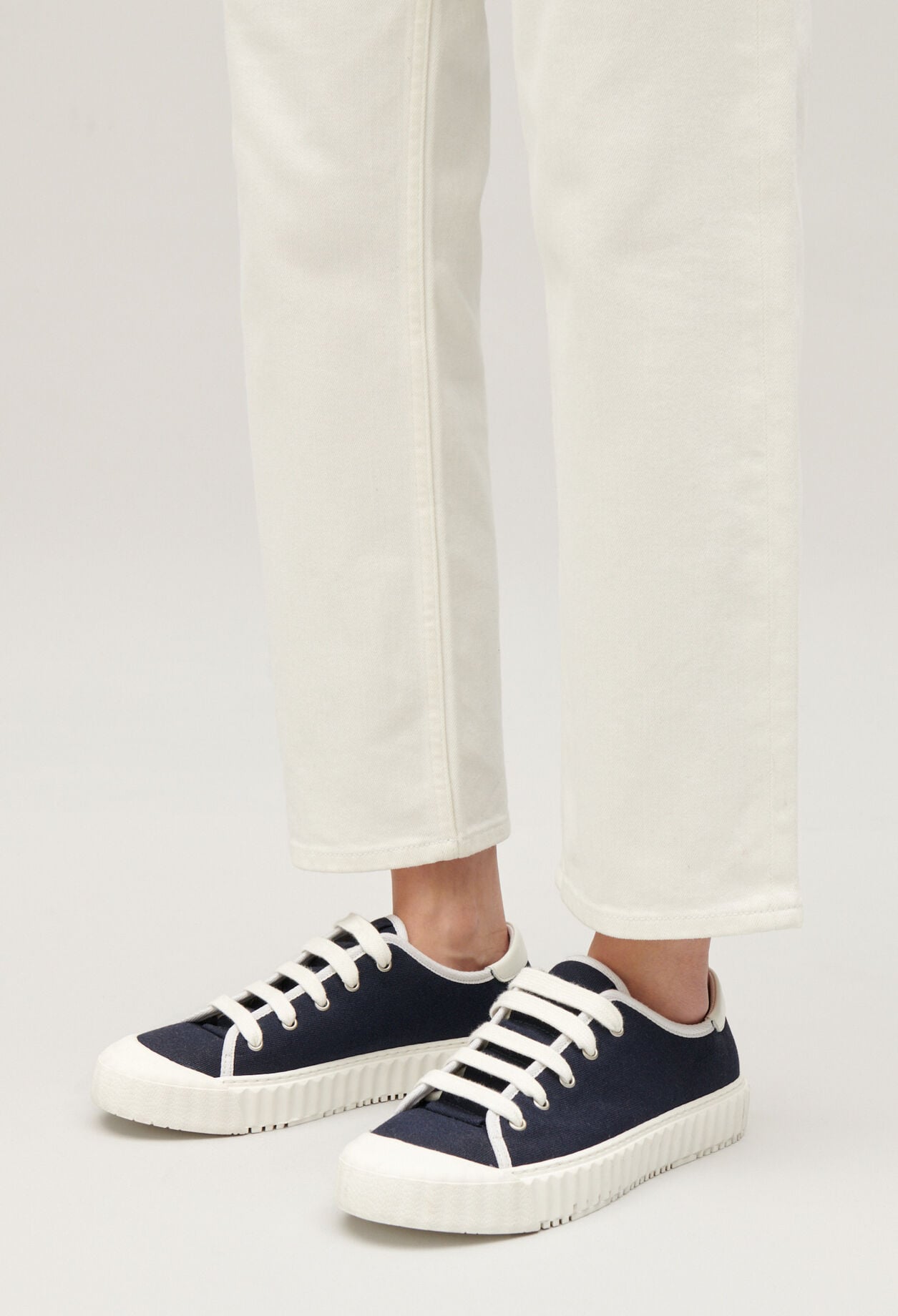 Marineblaue Canvas-Tennisschuhe