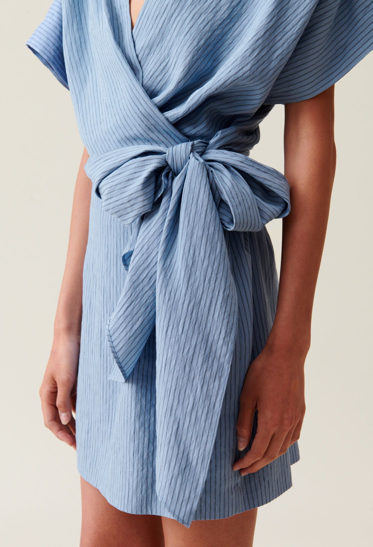 Kurzes Wickelkleid Blau Streifen