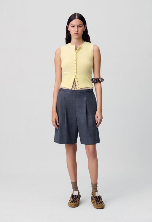 Kurze Bermuda-Shorts mit Falten.