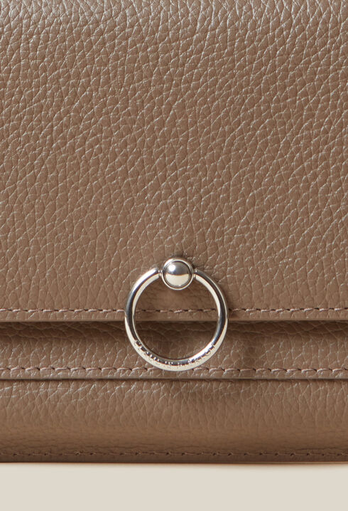 Große Tasche aus genarbtem Leder
