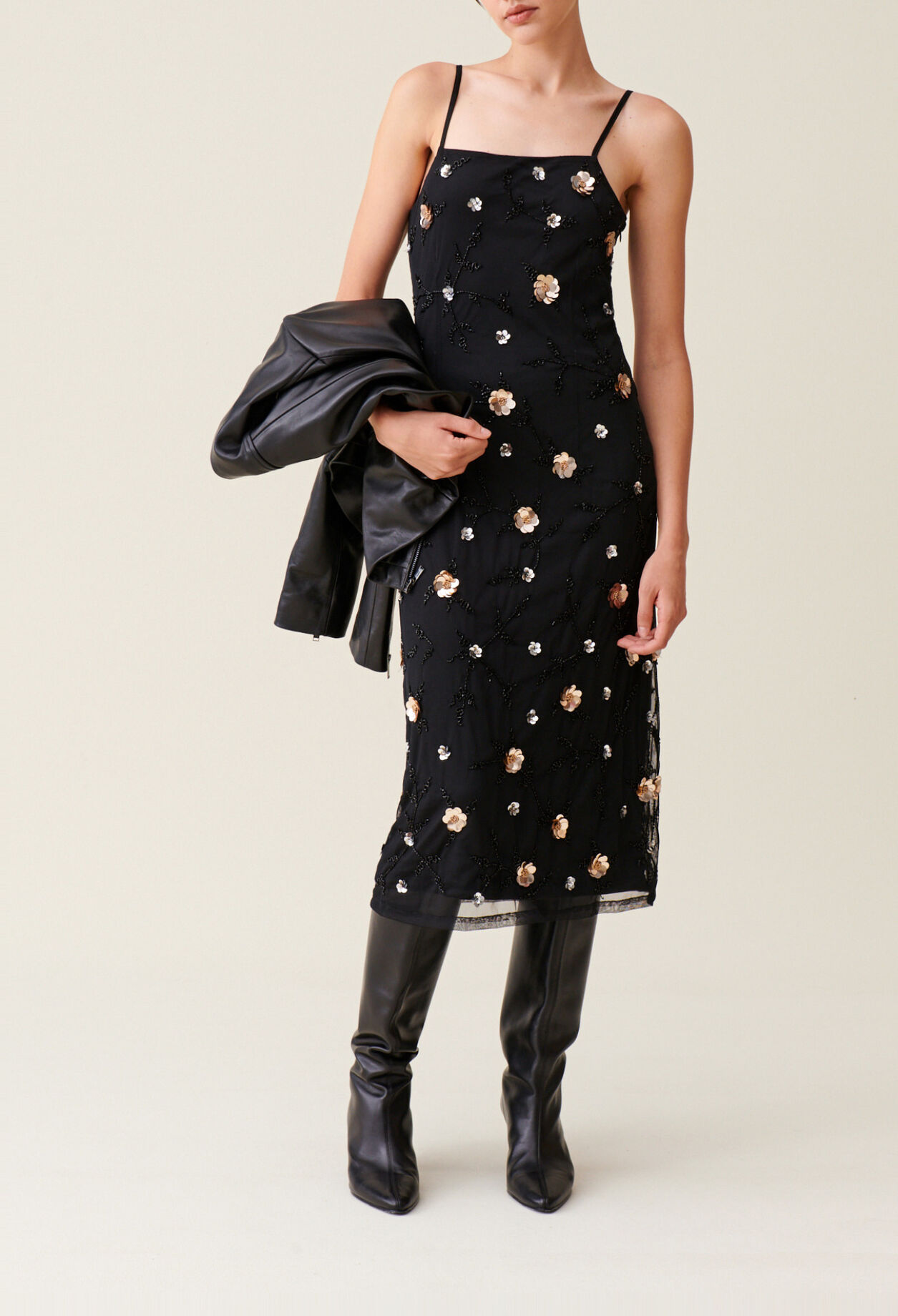 Langes flie&szlig;endes Kleid Pailletten