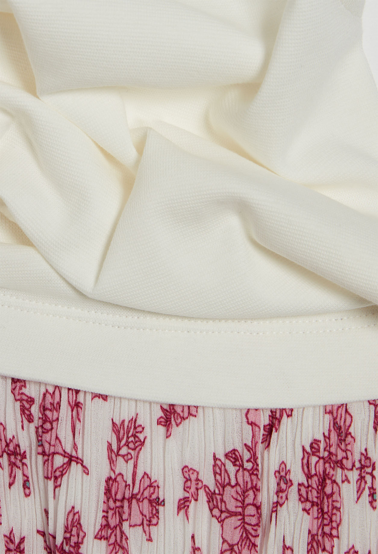 Plissiertes Kleid aus zwei Materialien