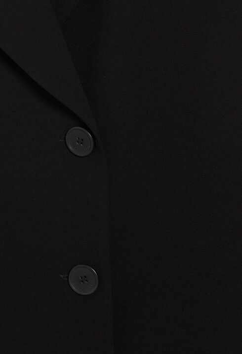 Kurzes, tailliertes Kleid in Schwarz