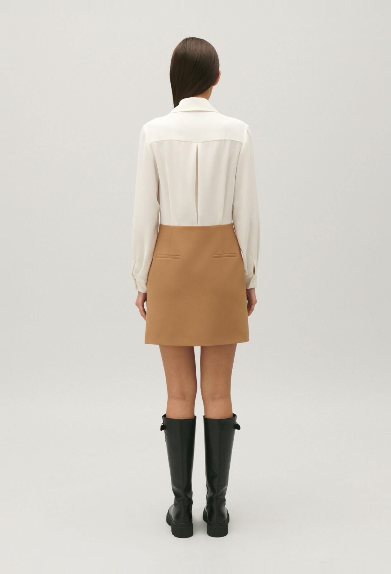 Kurzes, tailliertes Kleid, zweifarbig