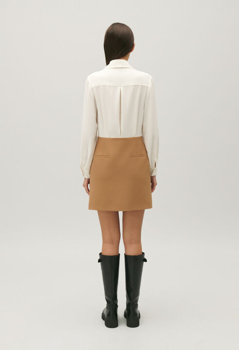 Kurzes, tailliertes Kleid, zweifarbig