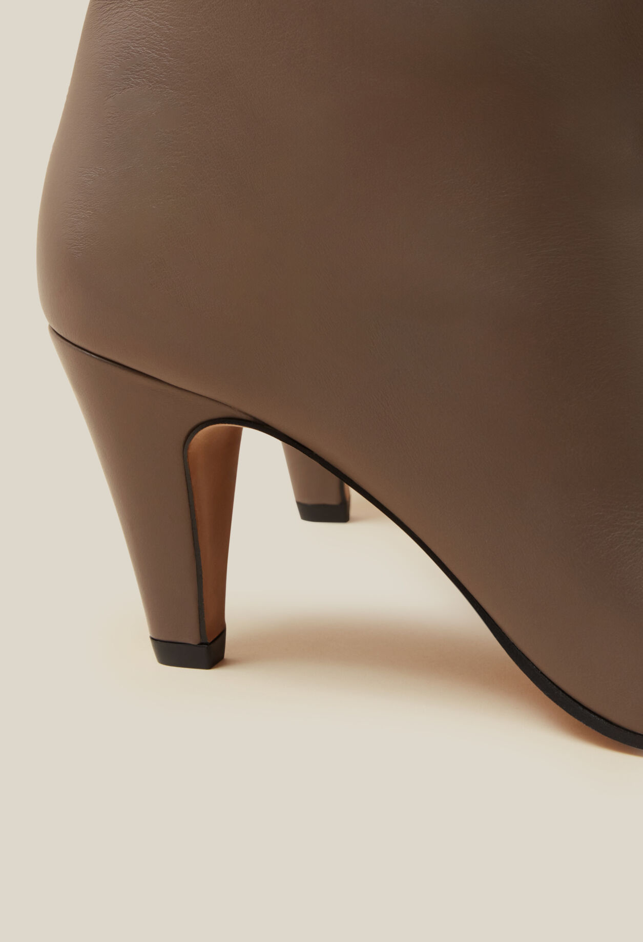 Glattlederschuhe mit Absätzen