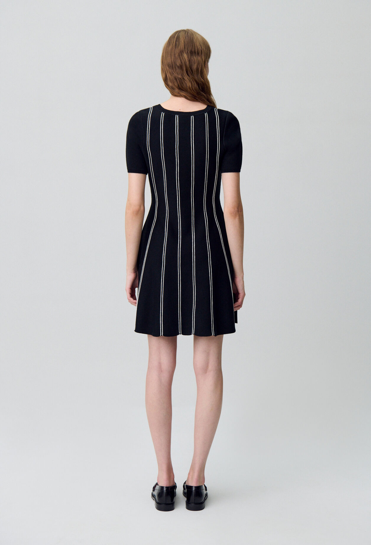 Kurzes, ausgestelltes Strickkleid