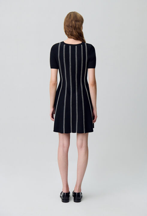 Kurzes, ausgestelltes Strickkleid