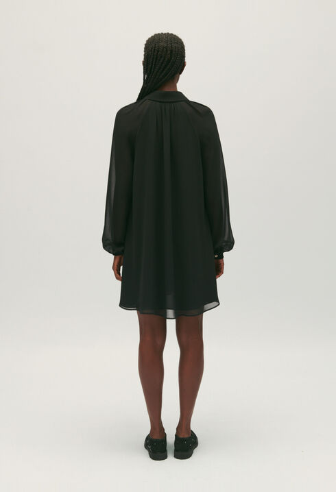 Kurzes, fließendes Kleid