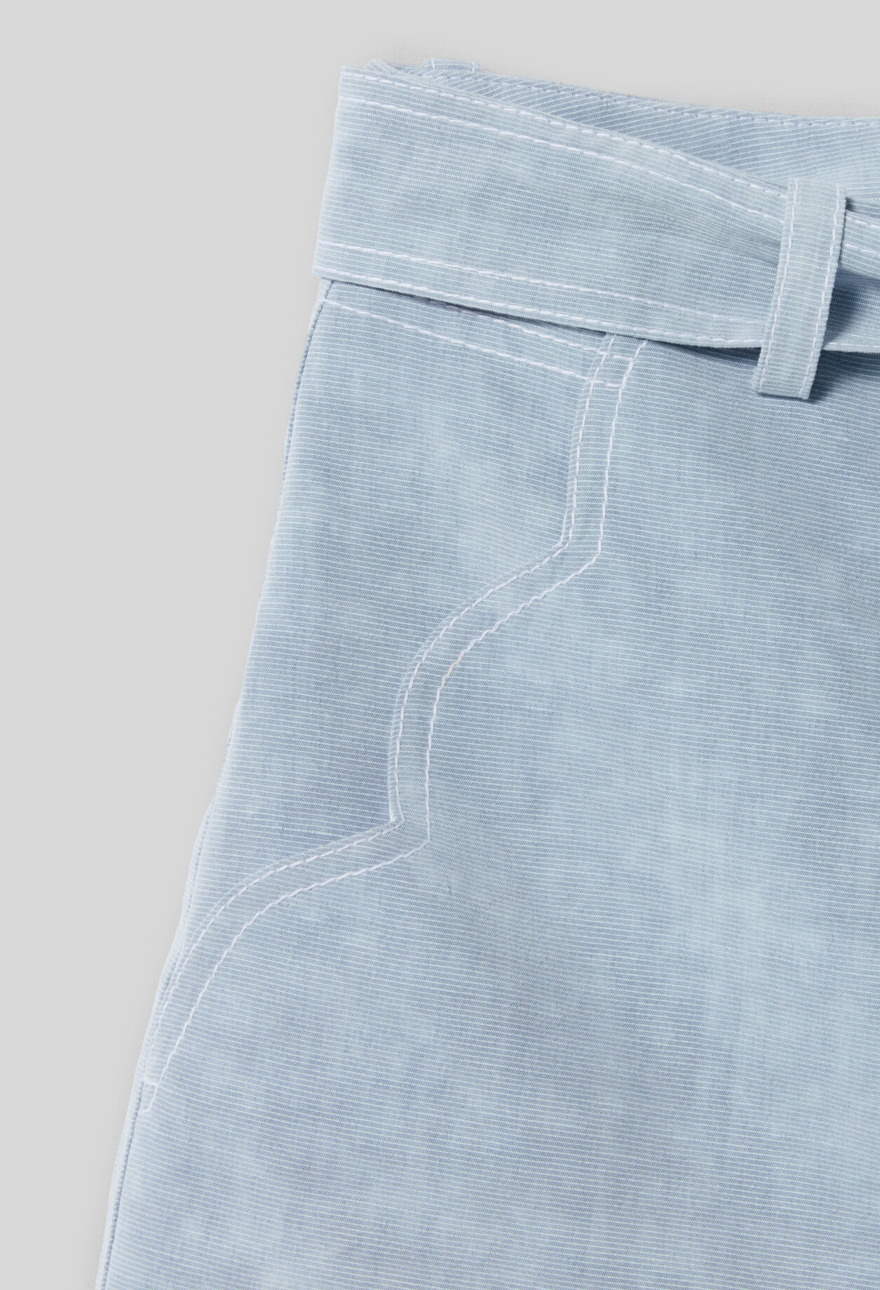 Kurze Jeans mit Gürtel