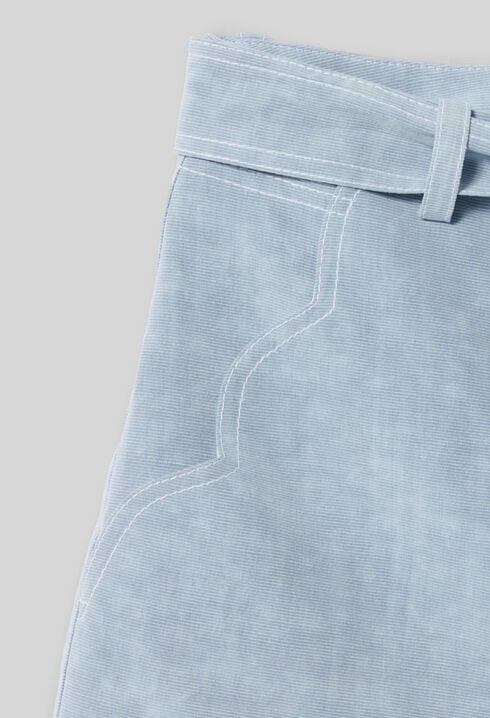 Kurze Jeans mit Gürtel