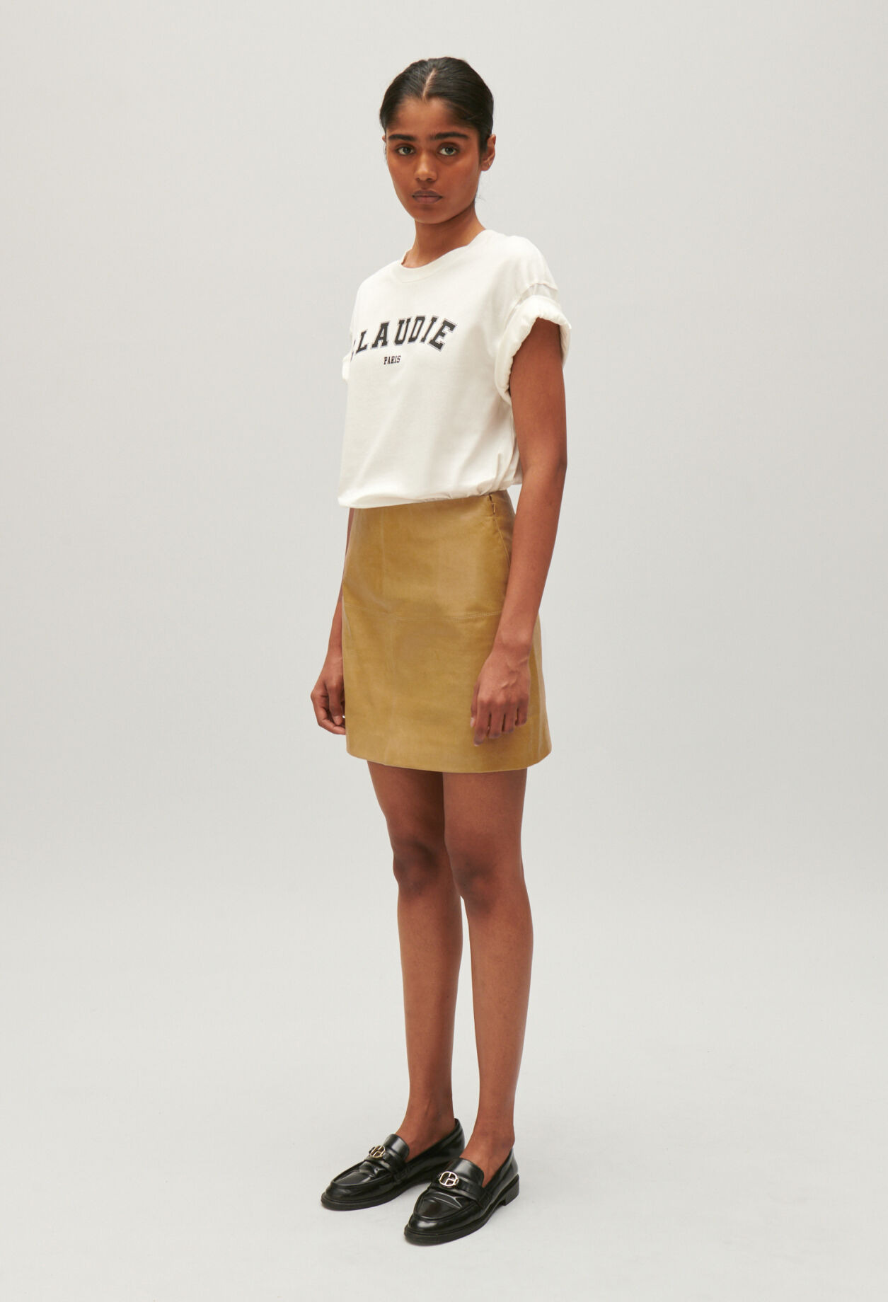 Kurzer Lederrock in Ockergelb