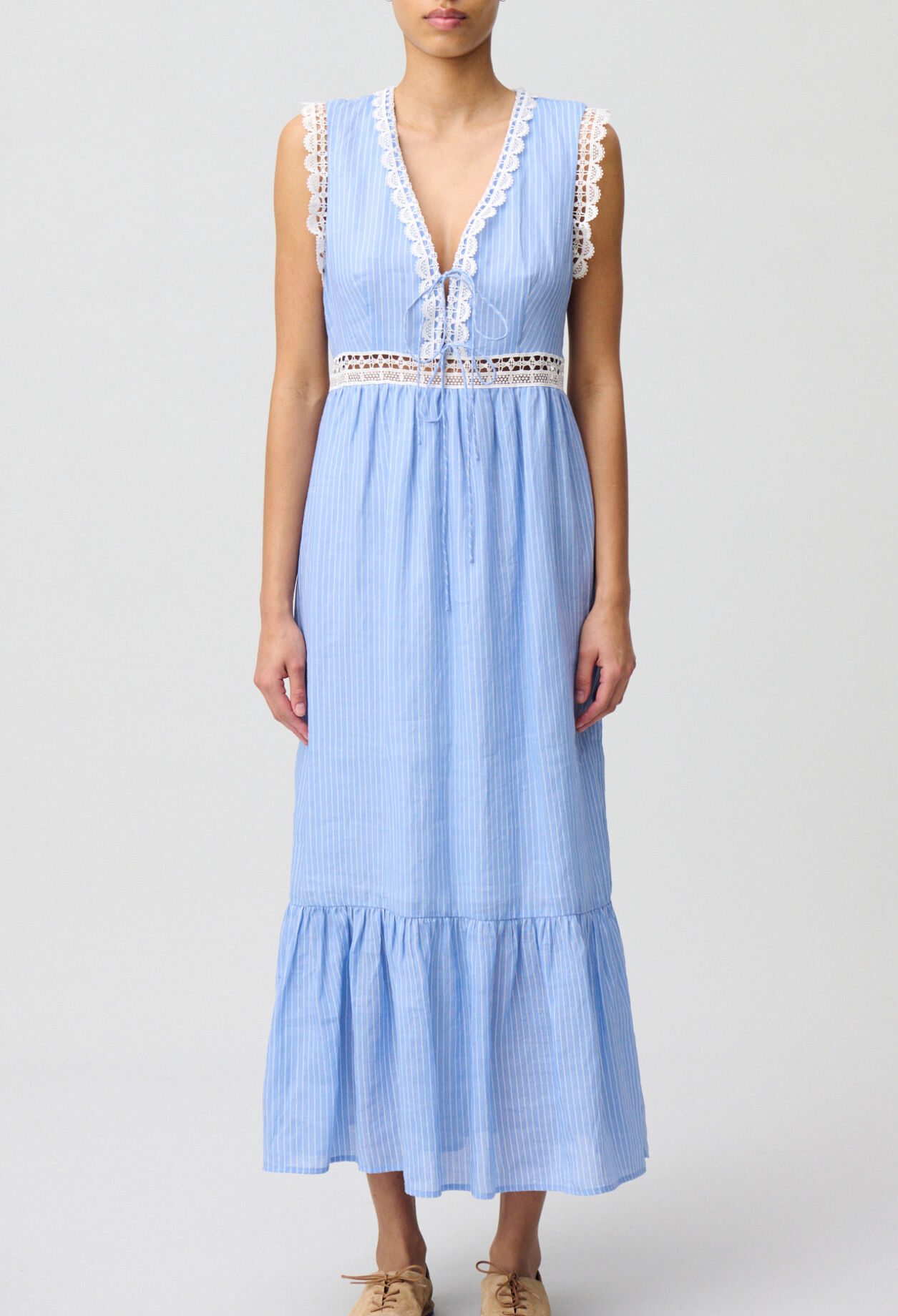 Langes gestreiftes Spitzenkleid