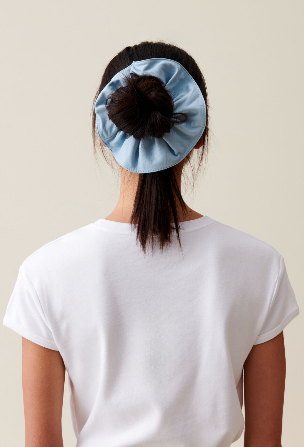 Leder-Scrunchie mit Ziernaht