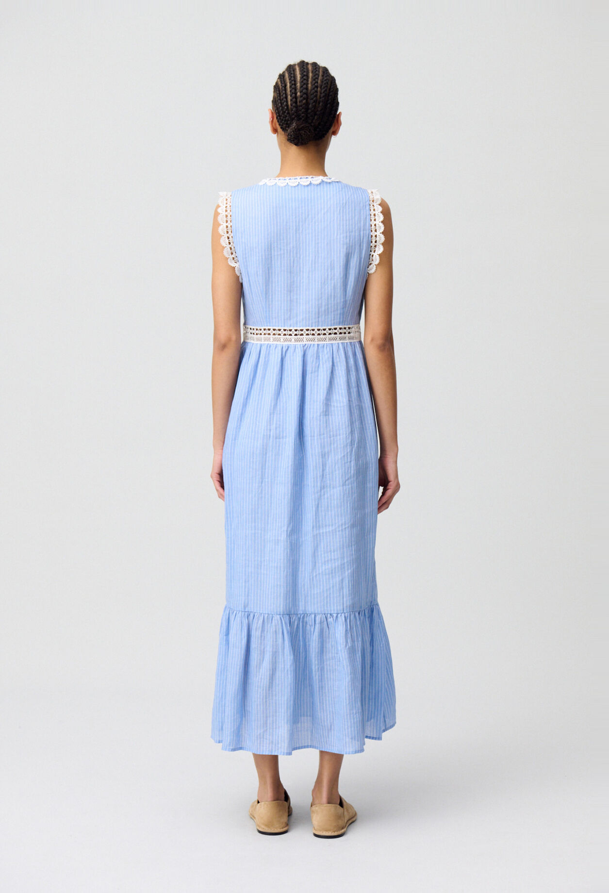 Langes gestreiftes Spitzenkleid