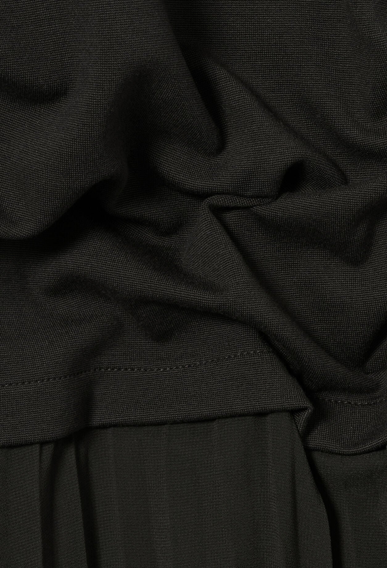 Plissiertes Materialmix-Kleid