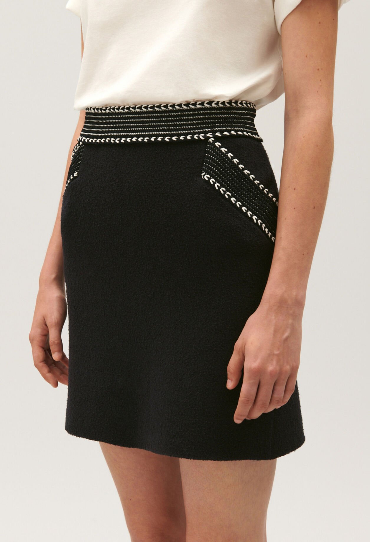 Kurzer marineblauer Strickrock