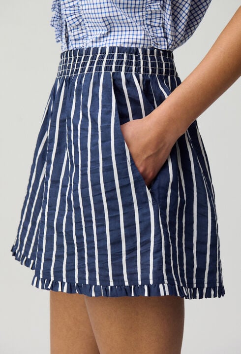 Kurzes gestreiftes Volantkleid