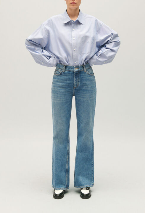 Blaue gerade Jeans