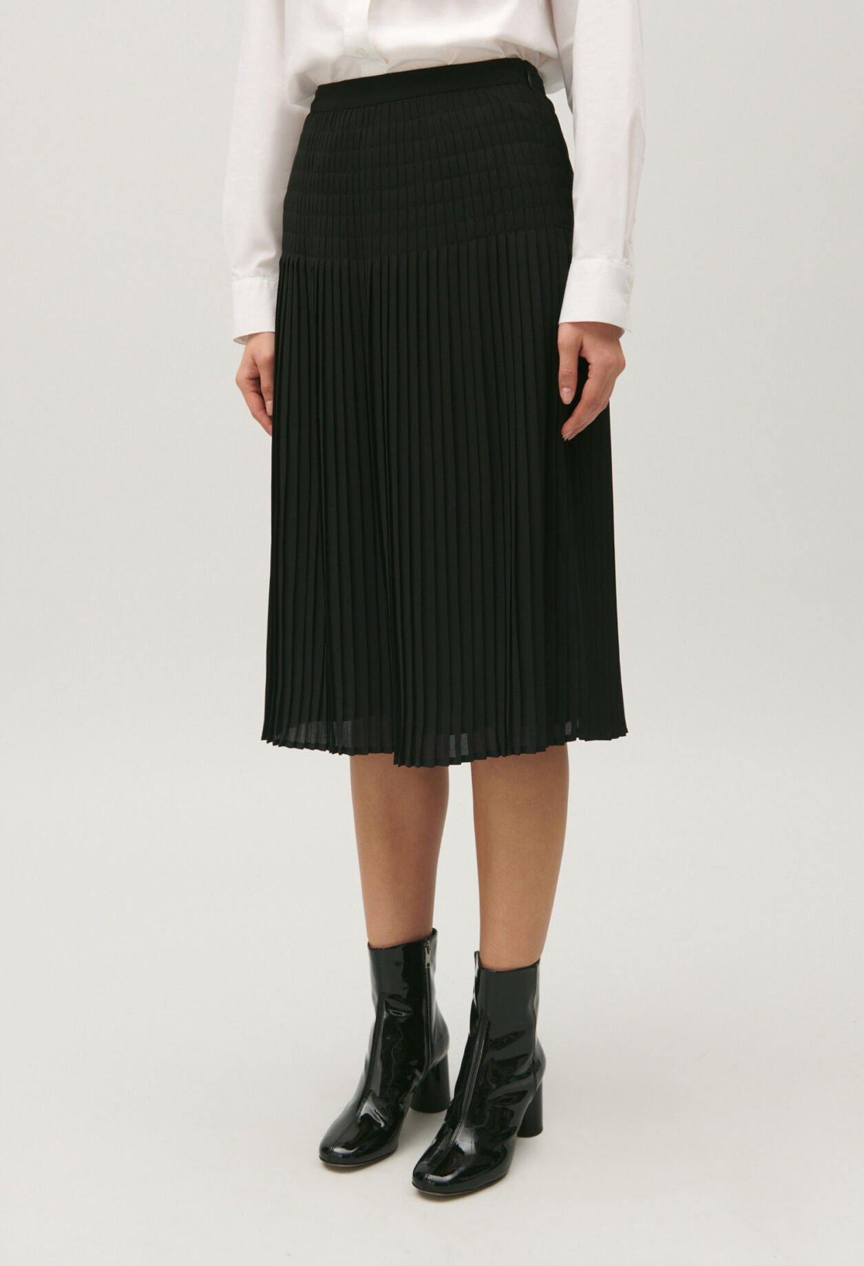 Schwarzer mittellanger Plisseerock