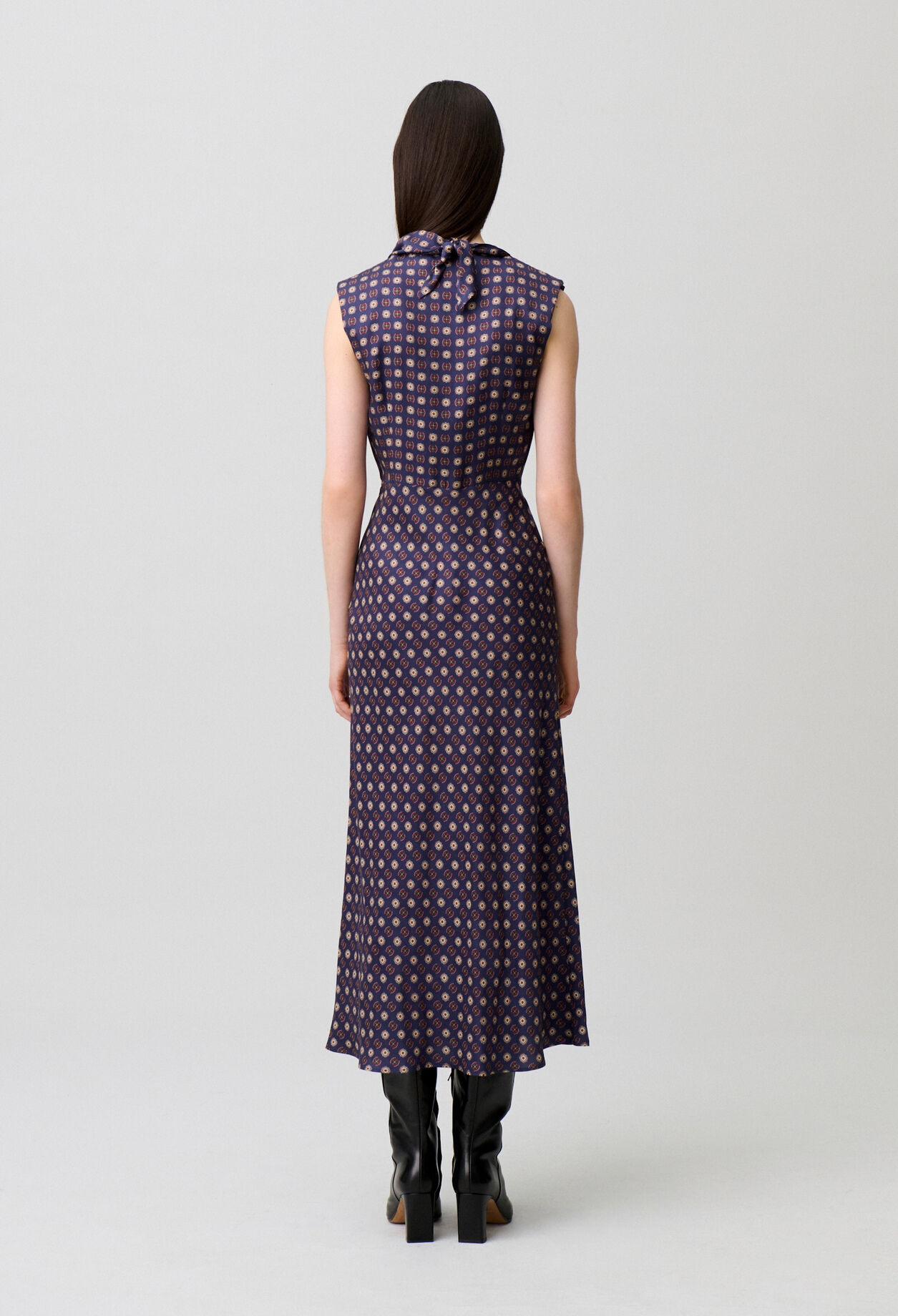Flie&szlig;endes Kleid, Schluppenkragen
