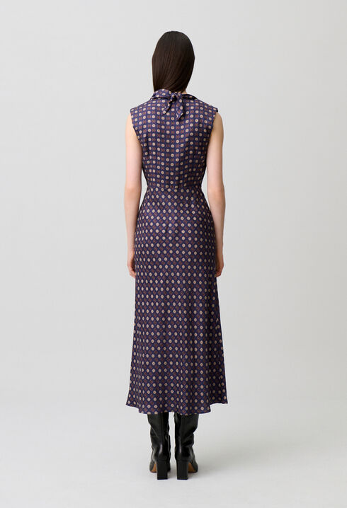 Flie&szlig;endes Kleid, Schluppenkragen