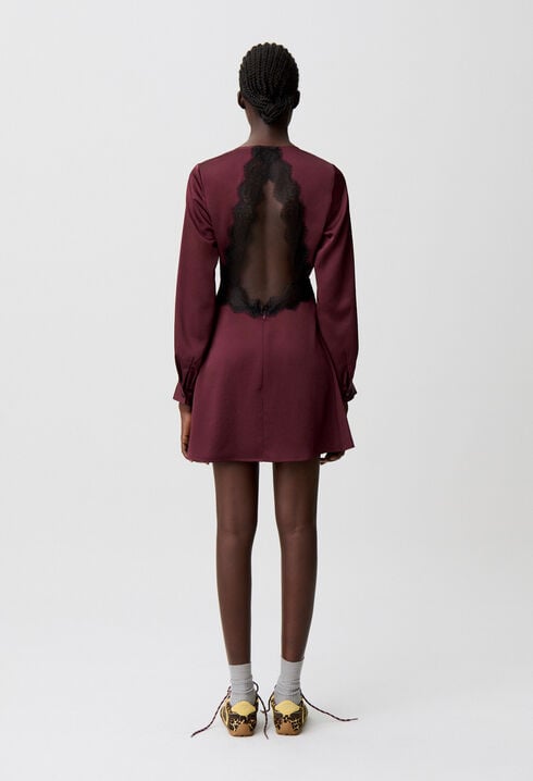 Kurzes fließendes Kleid aus Satin