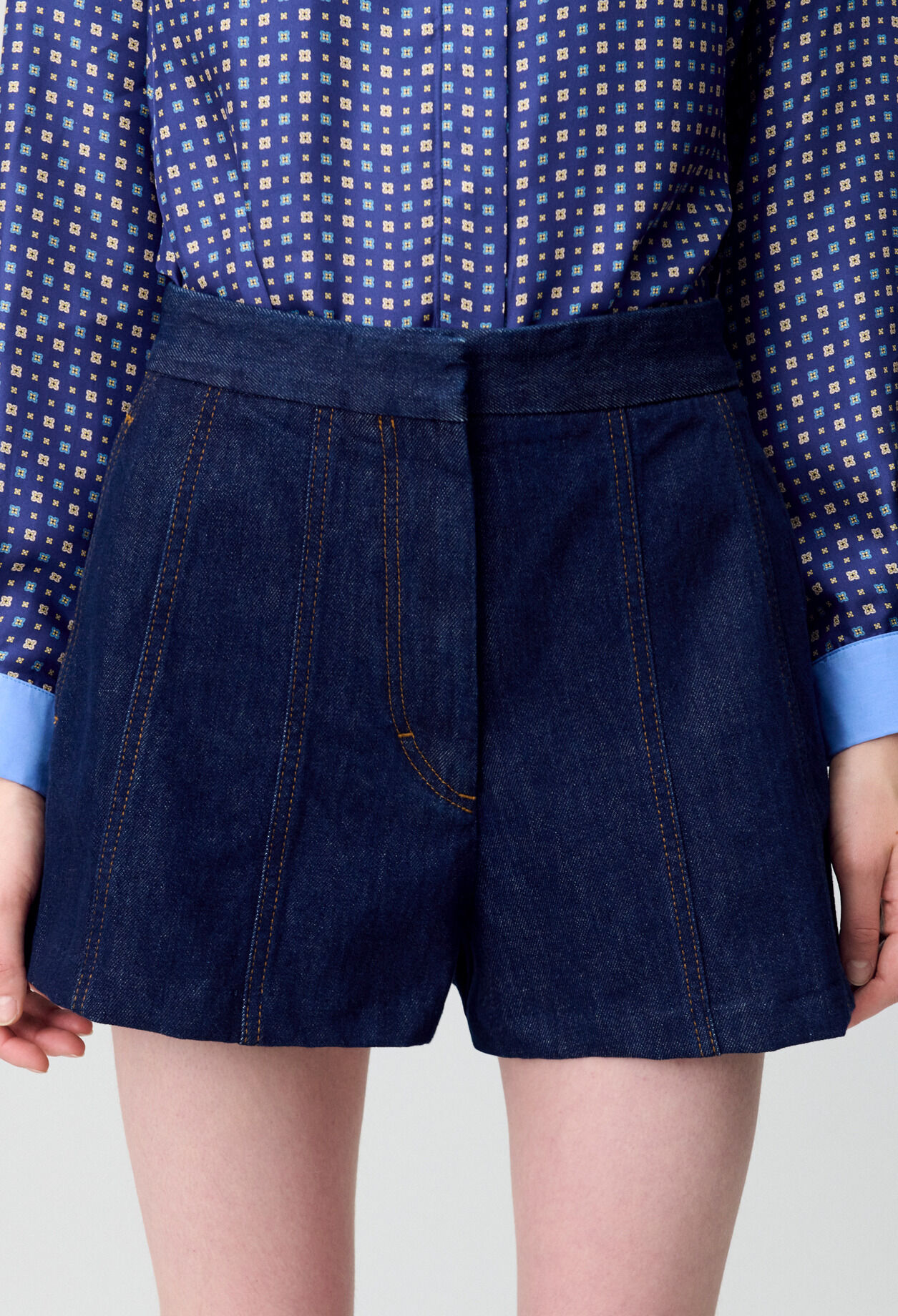 Kurze Jeans-Shorts in Raw Denim