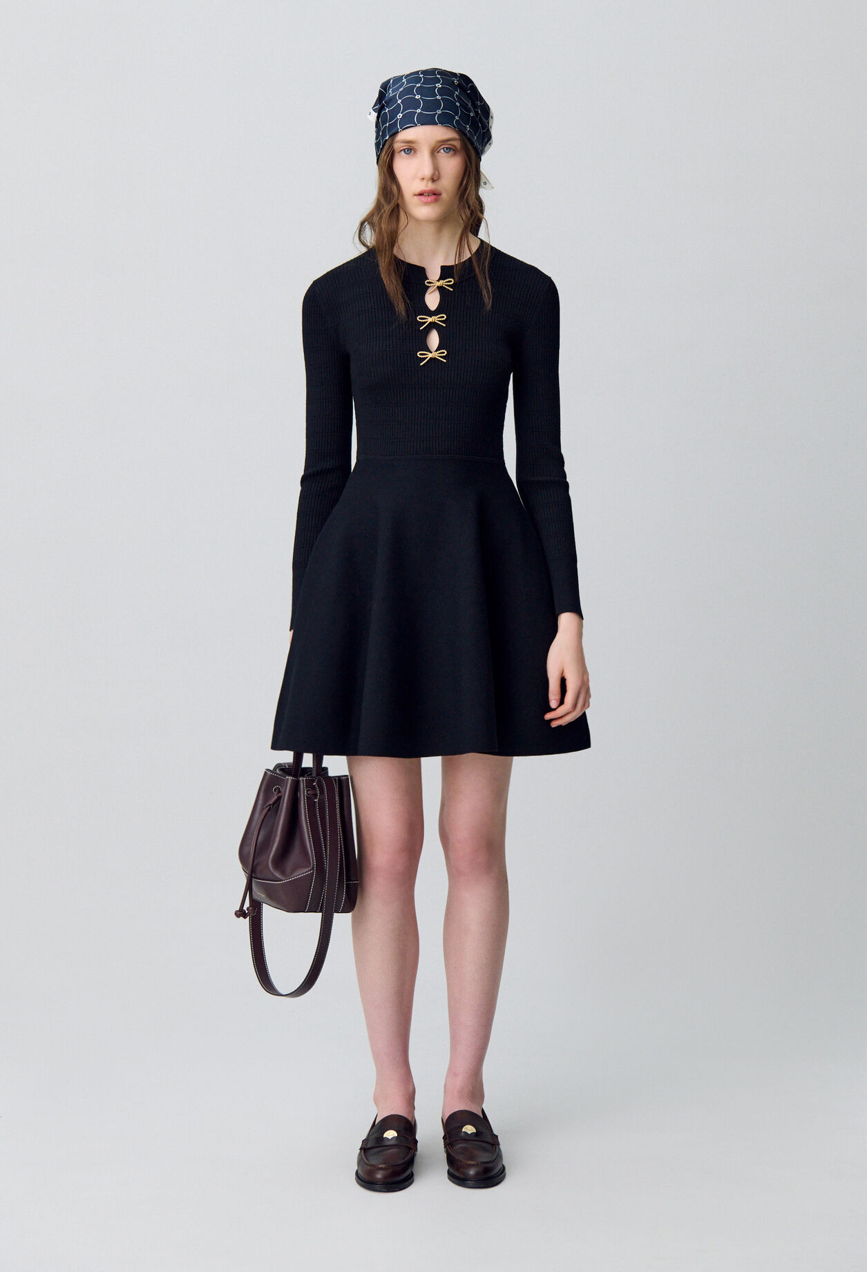 Kurzes Strickkleid mit Knoten