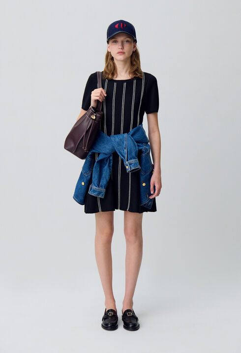 Kurzes, ausgestelltes Strickkleid