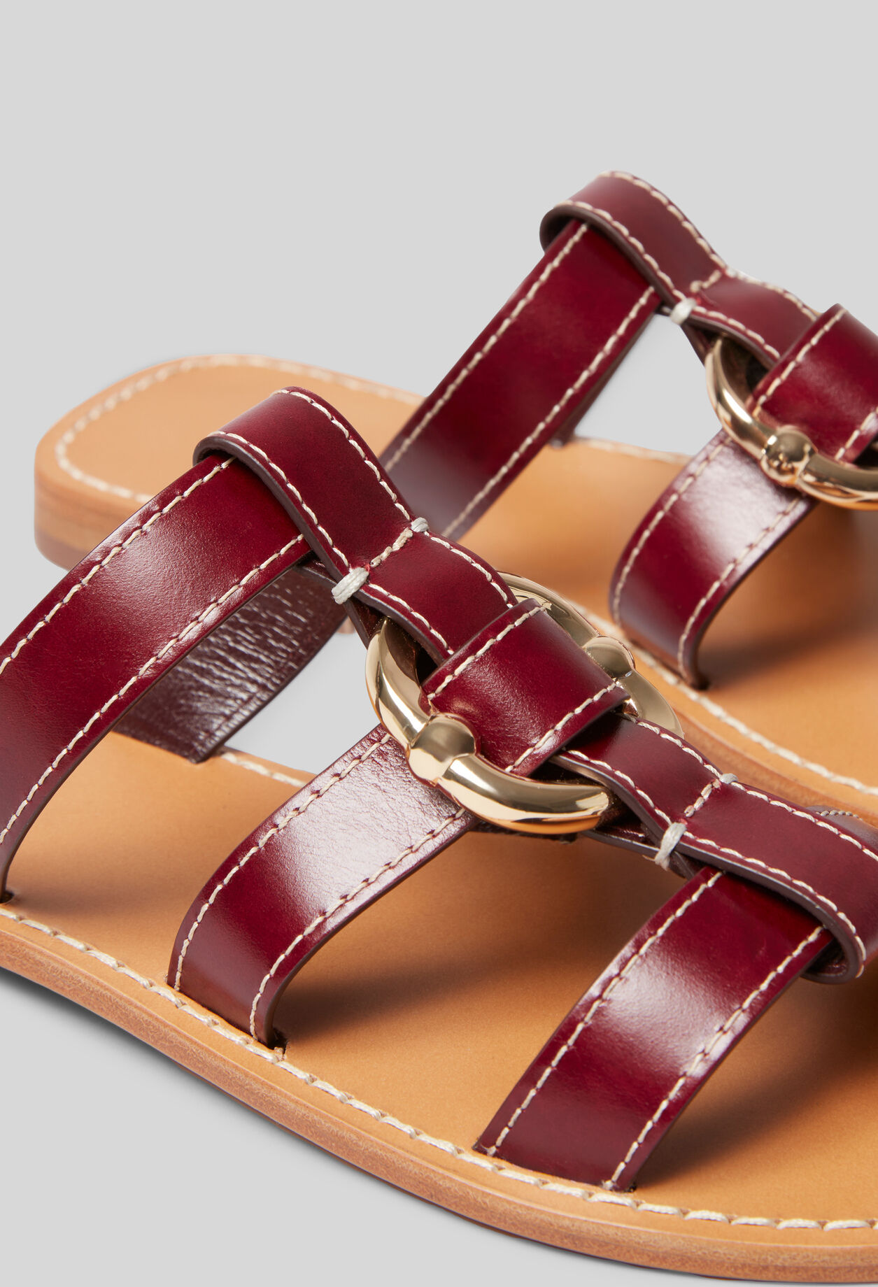 Sandalen mit Riemen und Ring