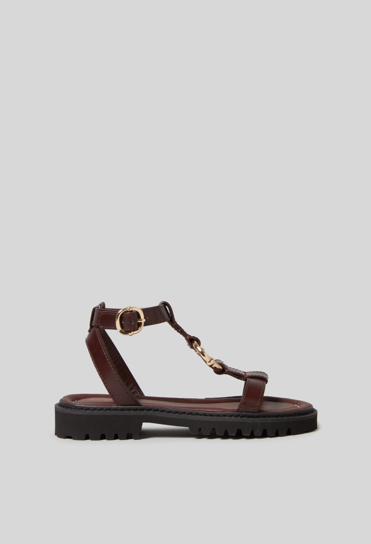 Ledersandalen mit goldenem Ring