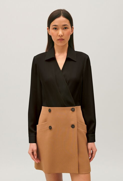 Kurzes, tailliertes Kleid, zweifarbig