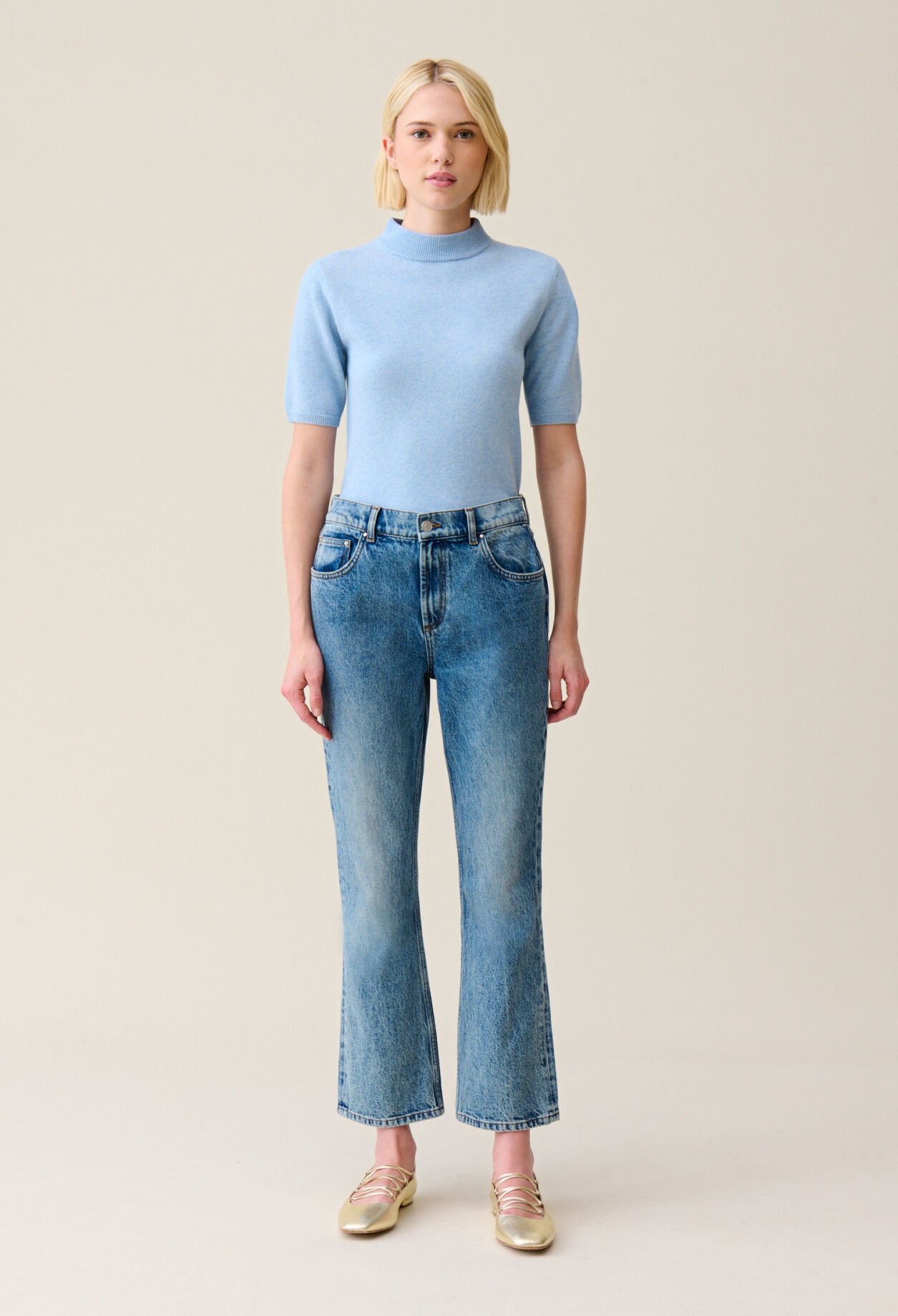 Hellblaue Flared Jeans.