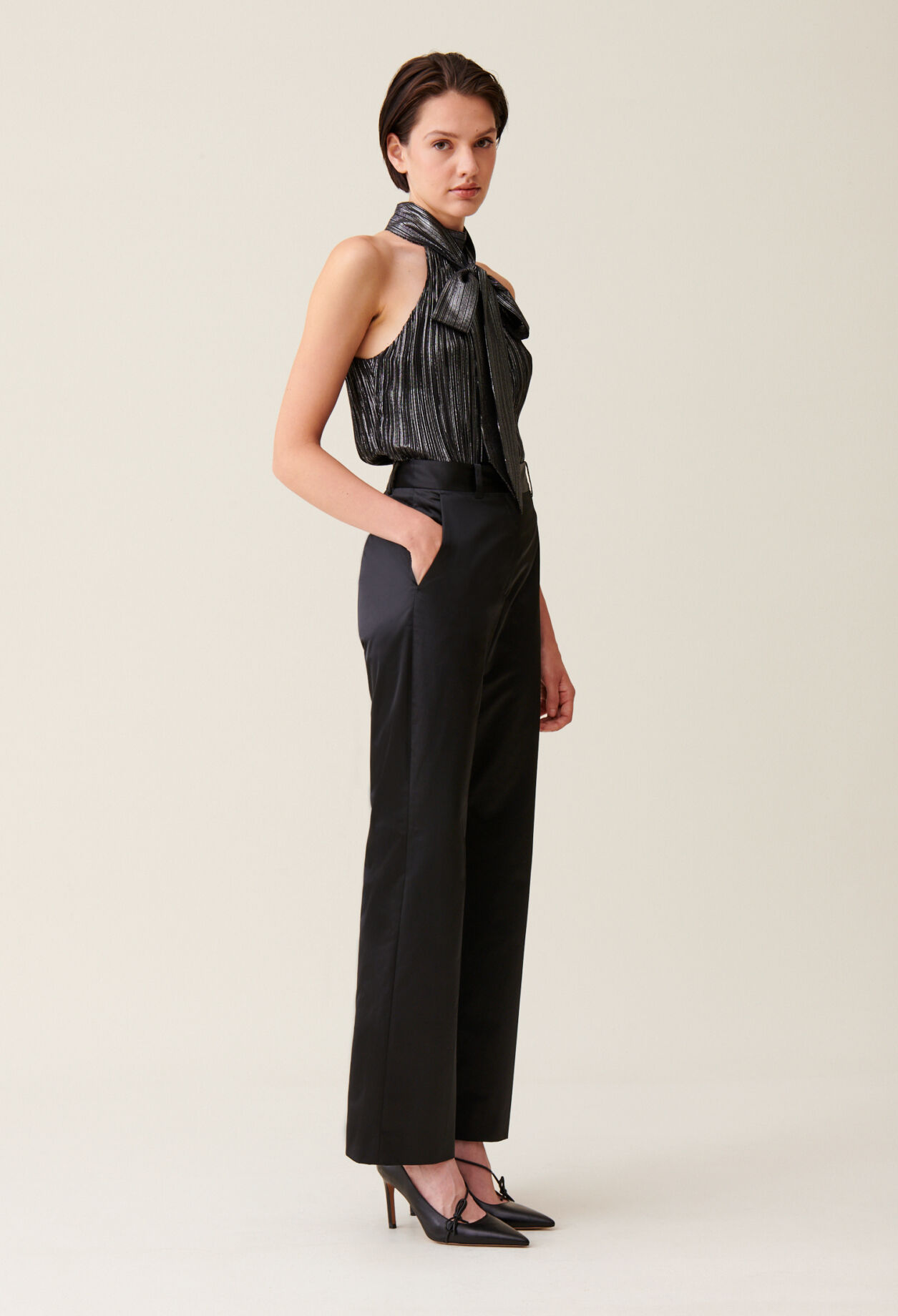 Schwarze schmale Satin-Hose