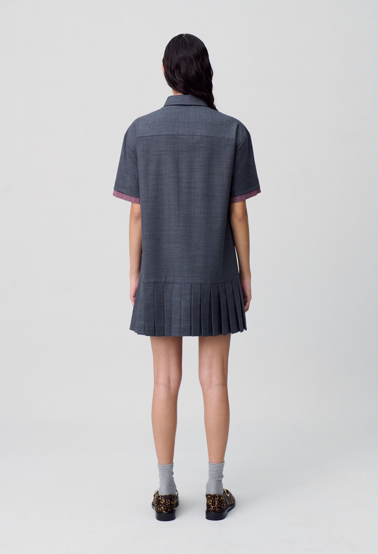 Plissiertes kurzes Kleid