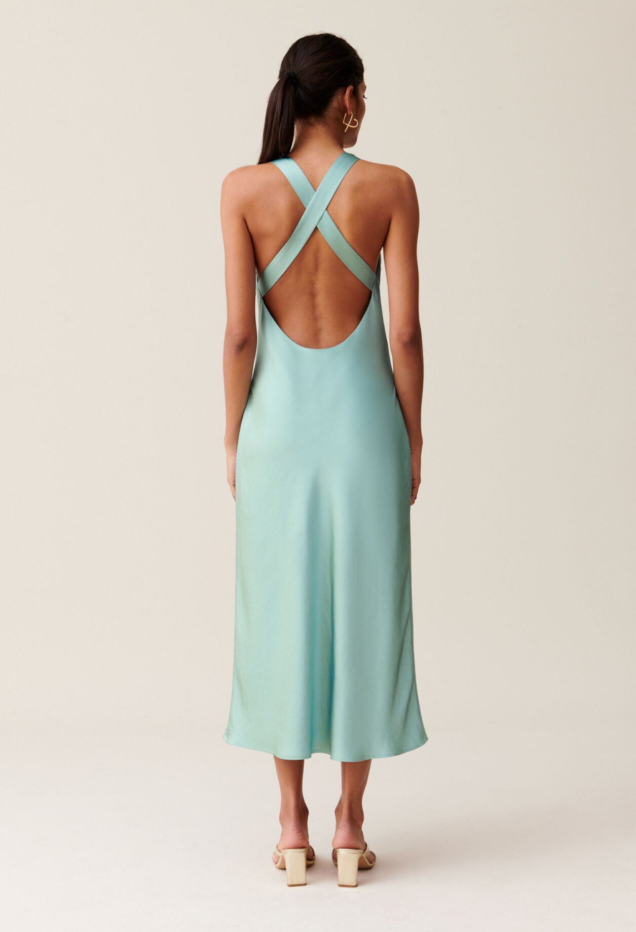 Langes, satiniertes Kleid