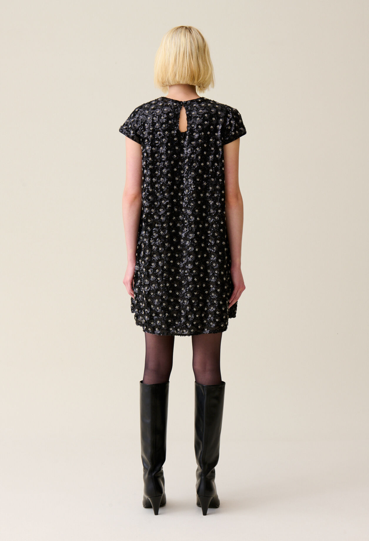 Kurz geschnittenes Babydoll-Kleid