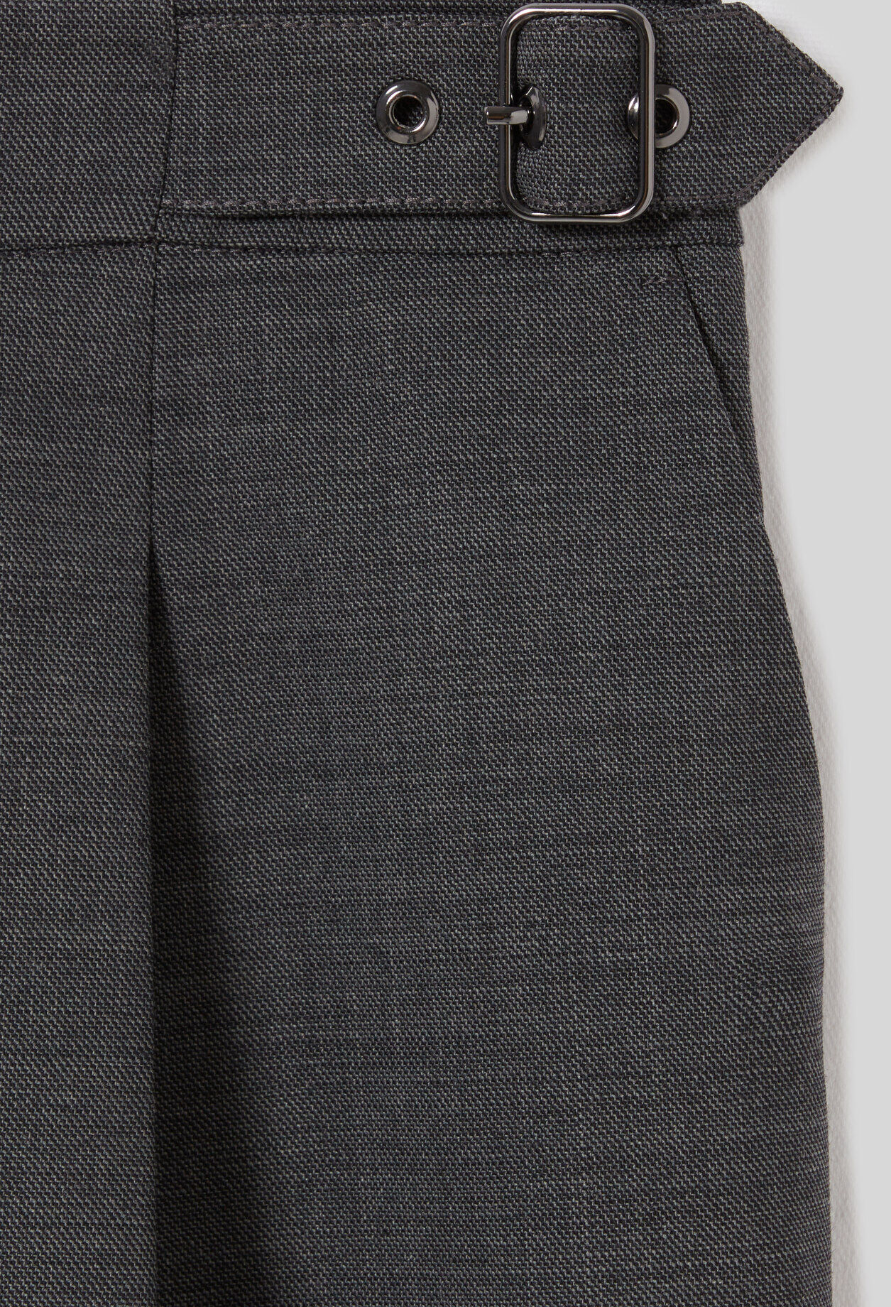 Kurze Bermuda-Shorts mit Falten.