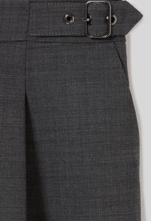 Kurze Bermuda-Shorts mit Falten.