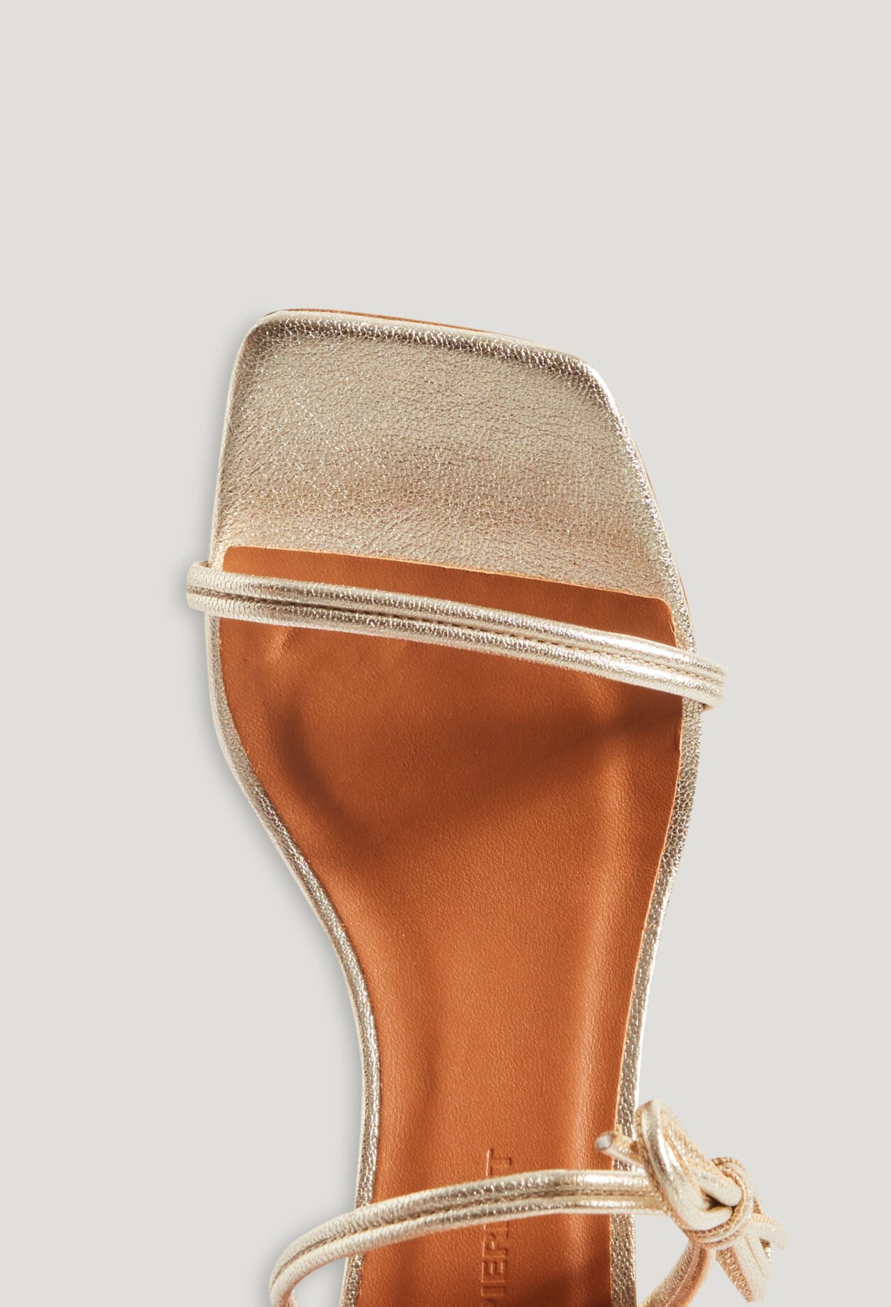 Goldfarbene Ledersandalen