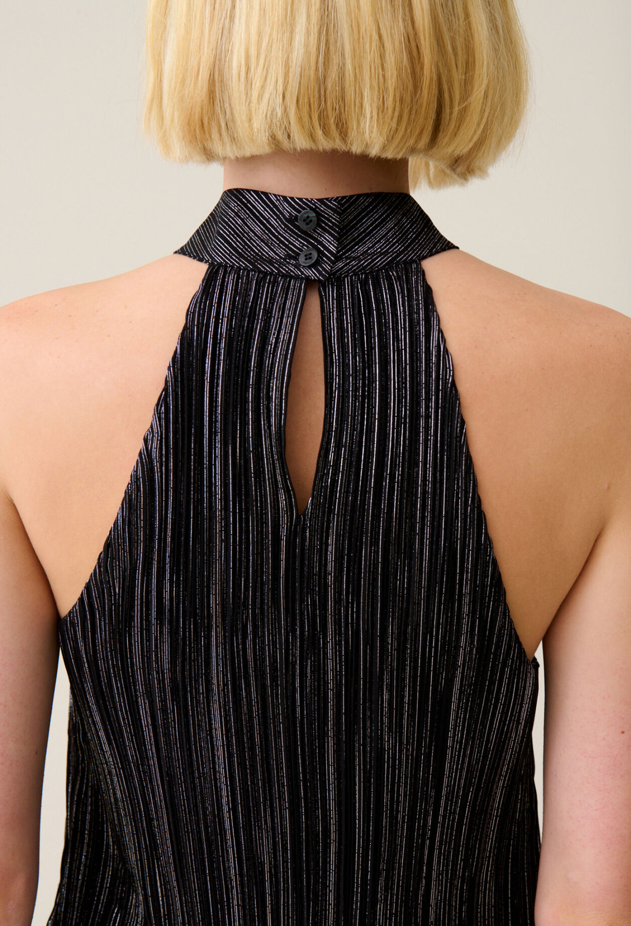 Kurzes silbernes Plissee-Kleid