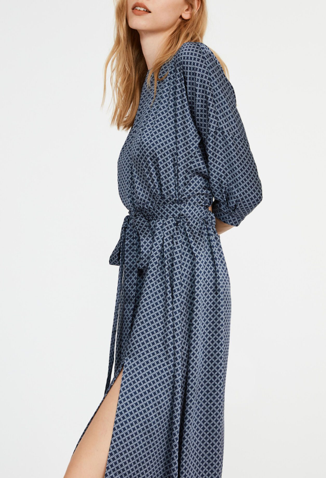 Langes Kleid mit Schlitz und Mustern