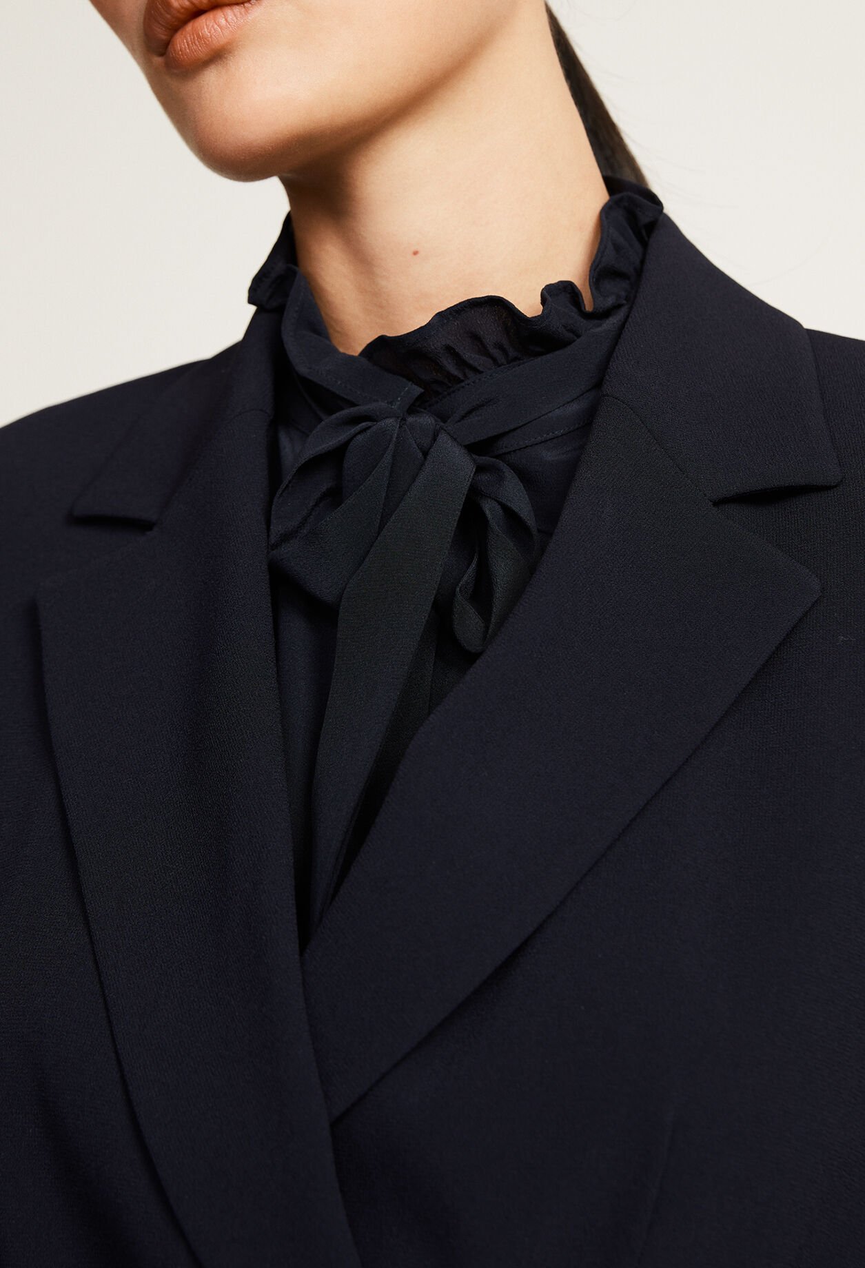 Gegürtete einfarbige Kostümjacke