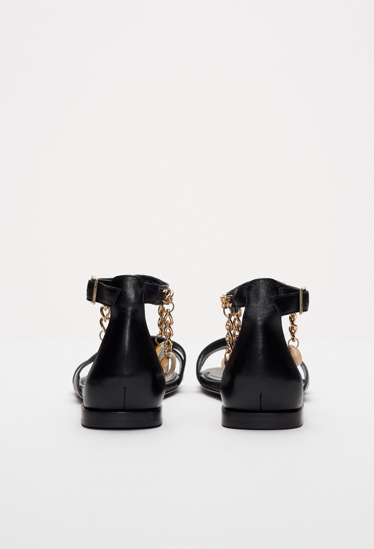 Sandalen mit Metallkette