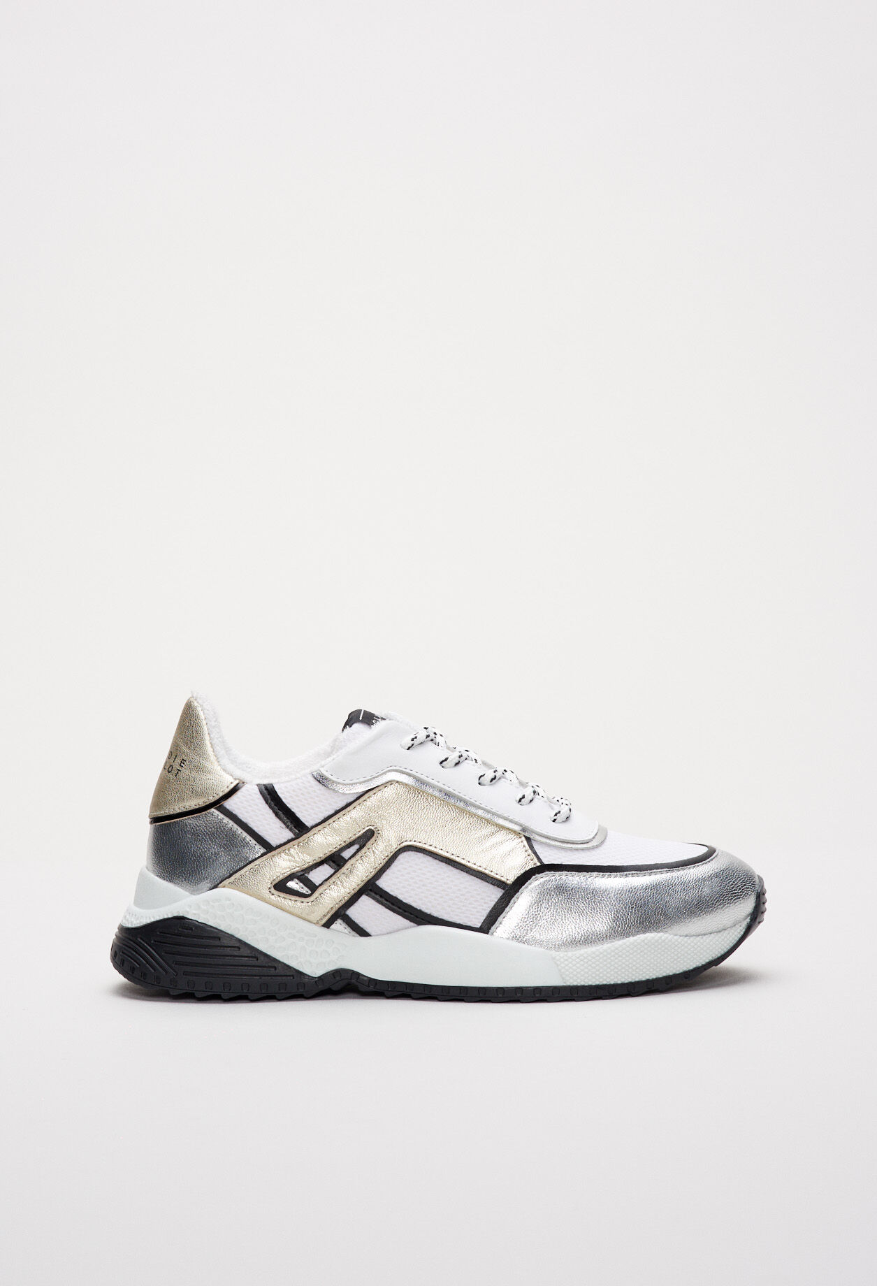 Sneakers mit Metallmotiv