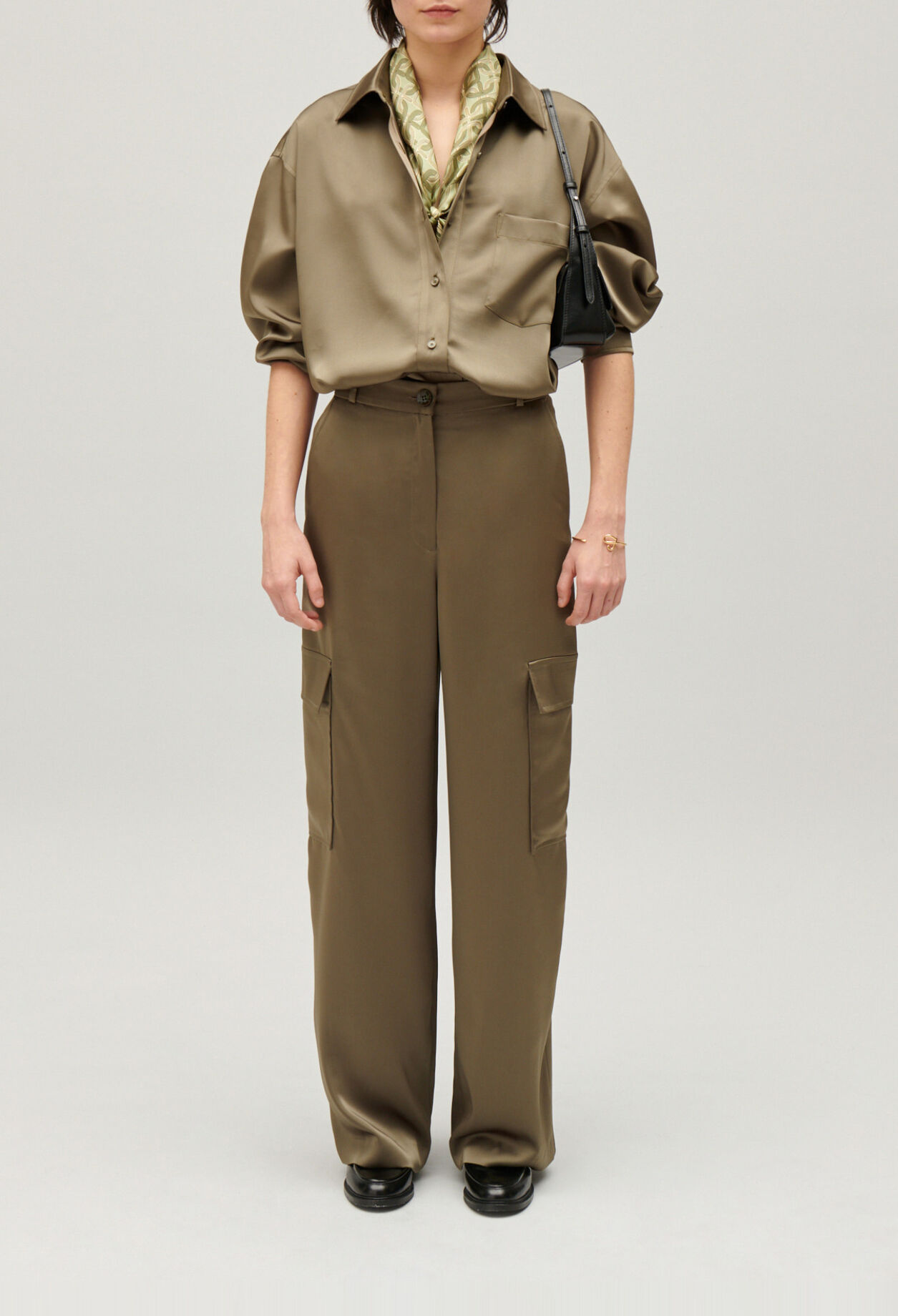 Satinierte, weite Hemdbluse Khaki